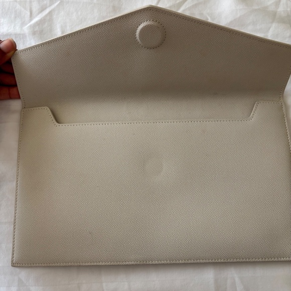 YSL SMALL ENVELOPE CLUTCH WITH A FLAP FEATURING THE CASSANDRE. - Picture 5 of 7